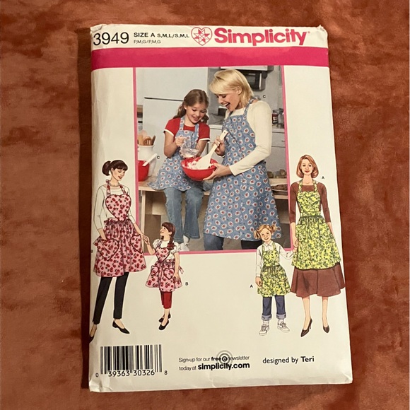Simplicity Pattern 3949 Aprons - Picture 1 of 2